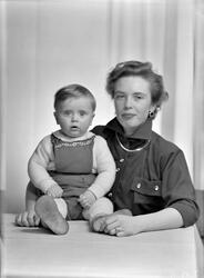 Ruth Sørnes med sønn