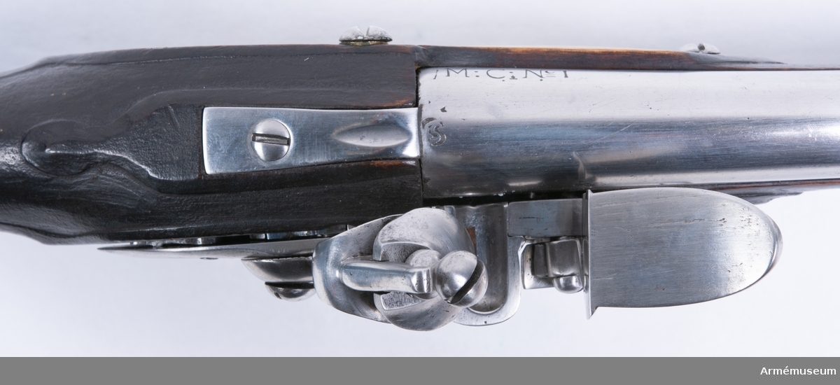 Pistol med flintlås.
Har använts av ryttare Nr 1 i Majorens kompani vid Livregementets kyrassiärkår.
