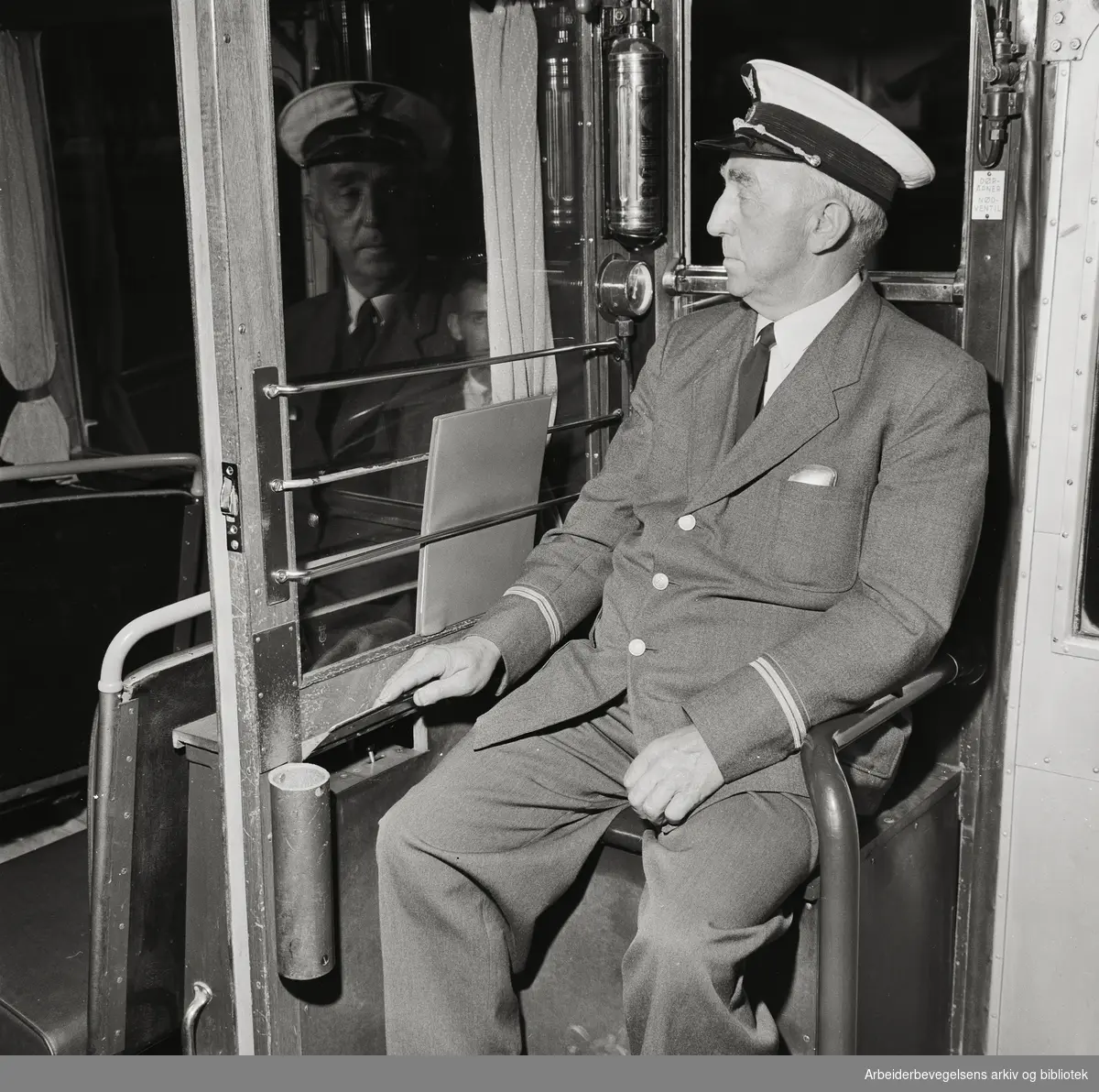 Kontrollør Karl Aamot på en av Bærumsbanens vogner sjekker at dørene fungerer etter forskriftene. August 1958