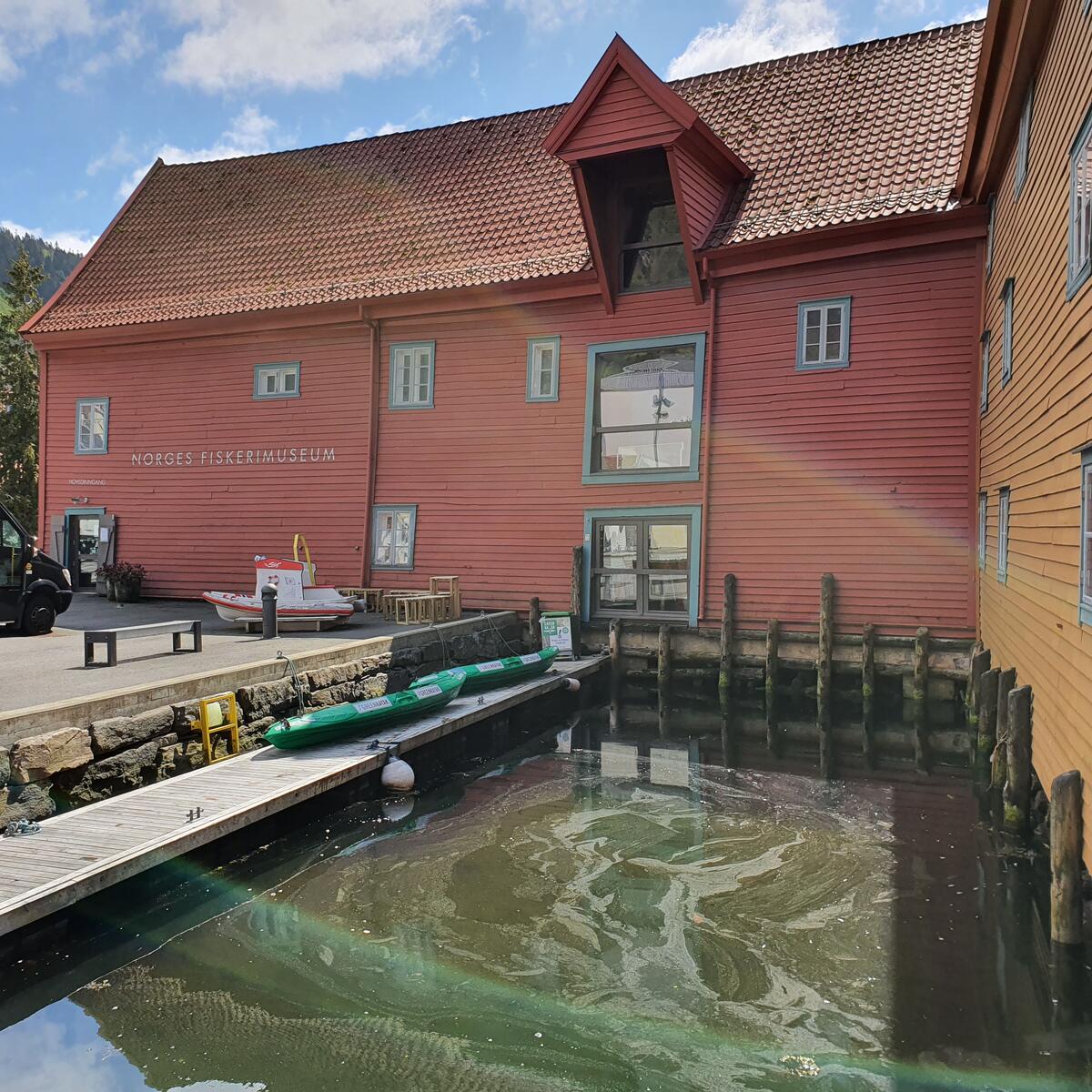 Bildet viser Norges Fiskerimuseum sin inngang og hopen som er like ved