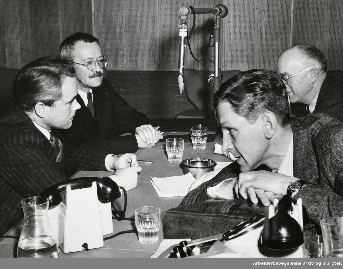 Fra en radiodebatt i NRK om greske flyktinger. Fra venstre, Arvid Sveum, Arnulf Øverland, Finn Moe og August Lange. Februar 1950.
