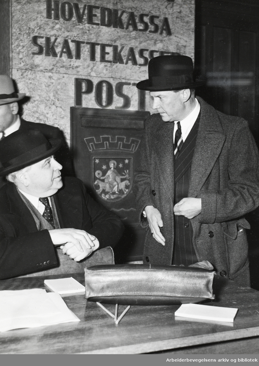 Høyres partileder Carl Joachim Hambro og ordfører Rolf Stranger i Oslo Rådhus før Stortingsvalget 1949.