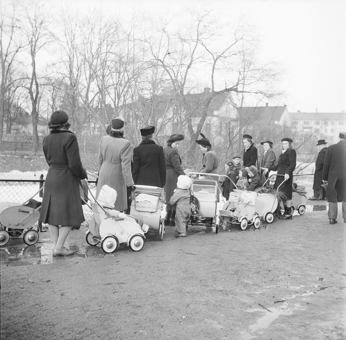Kvinnor med barn och barnvagnar, Svandammen, Uppsala 1946