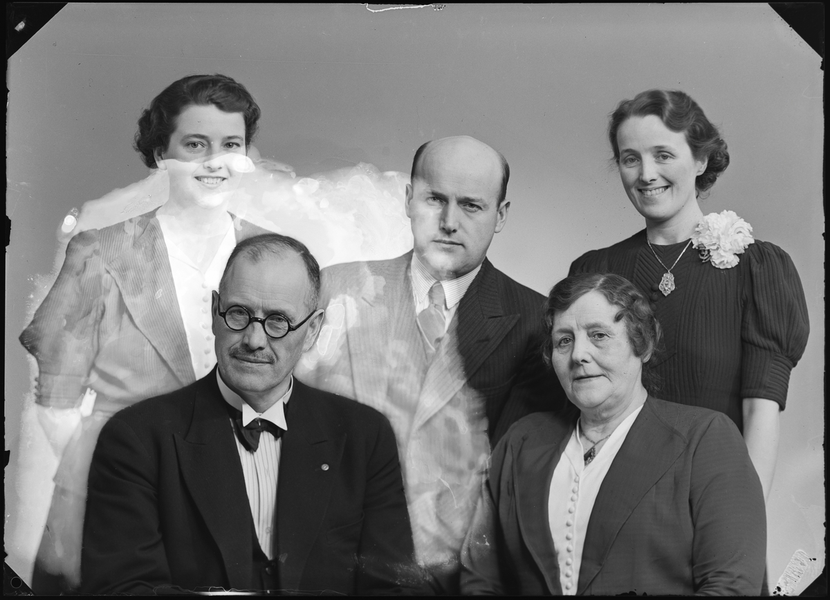 Familieportrett av fotograf Alf Schrøder m. familie.