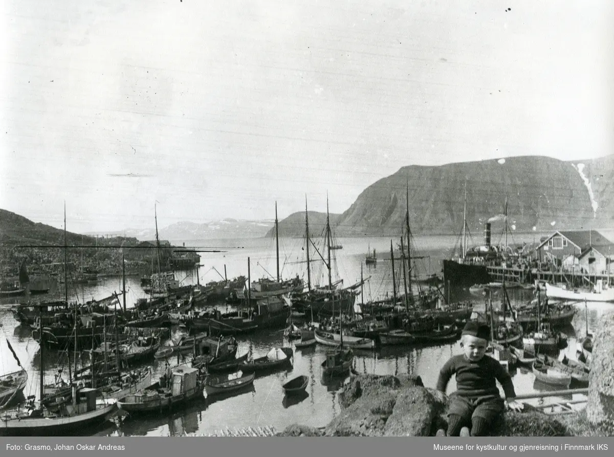 Honningsvåg. Indre havn med mange fiskebåter. Bak t.h. er dampskipkaia med en skip. 1910-1920.