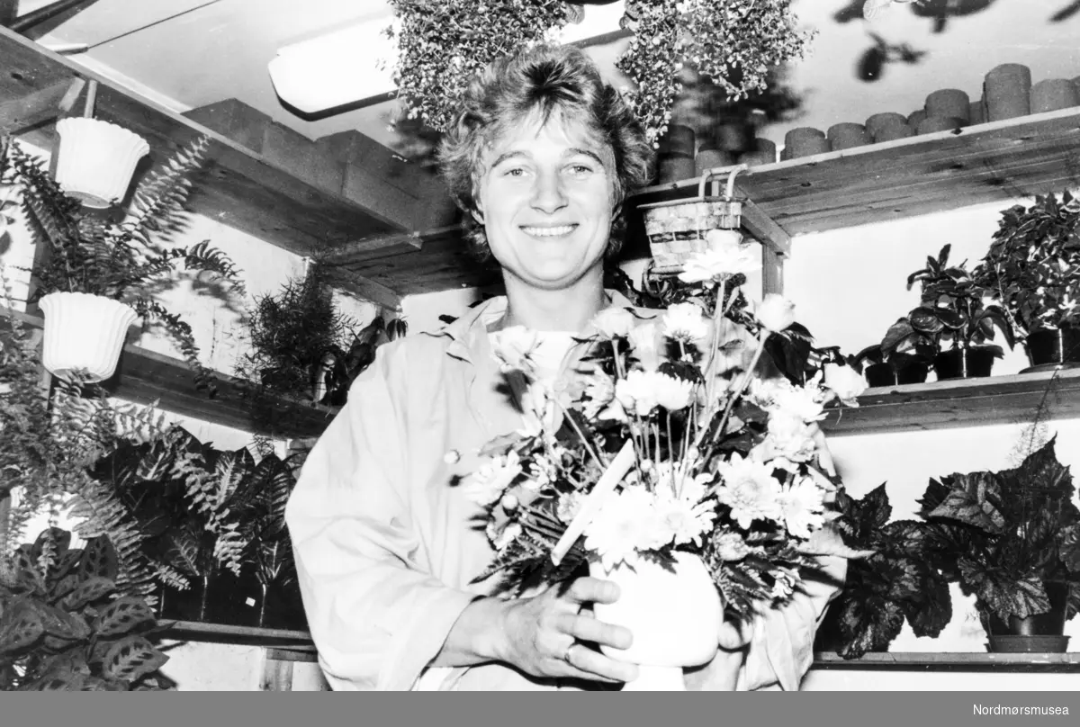 Gunhild Mian bak disken i blomsterforretningen sin i Aure. Fra Tidens Krav 9. august 1986. Bildet er fra avisa Tidens Krav sitt arkiv i tidsrommet 1970-1994.
