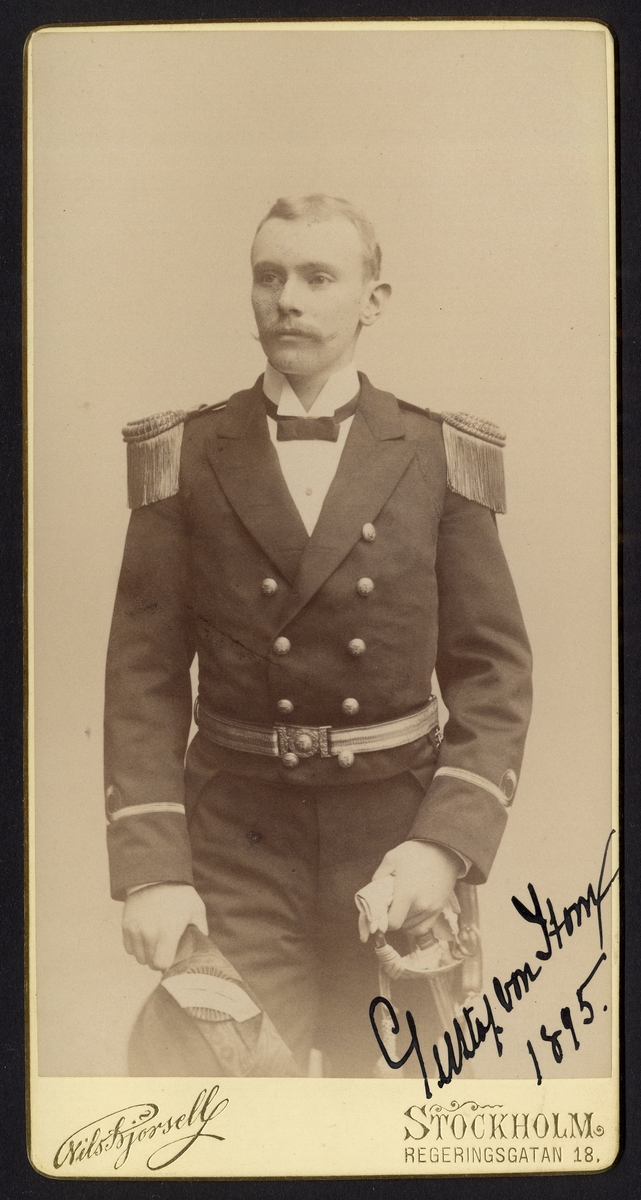 Porträtten i form av ett knästycke visar Gustav von Horn i löjtnantsuniform. Han har tagit av hatten som han håller i sin höger hand. I vänstra handen som vilar på sabeln håller han ett par vantar.