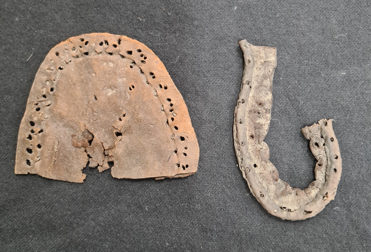 BRÄTTE. LUNDBERG. VÄSTRA BRUNNEN. Fragment av läderskor, 39 st.

År 1943 utförde arkeolog Erik B. Lundberg från riksantikvarieämbetet en arkeologisk utgrävning av den forna staden Brätte.