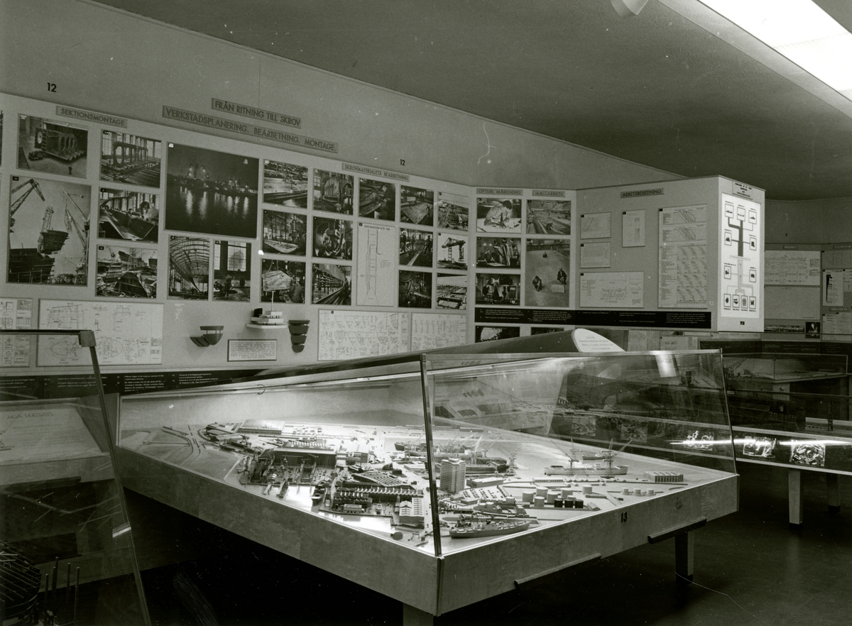 Sjöhistoriska museets permanenta utställning fotograferad 1987.  Från ritning till skrov. Verkstadsplanering, bearbetning, montage samt en varvsmodell föreställande Kockums varv.