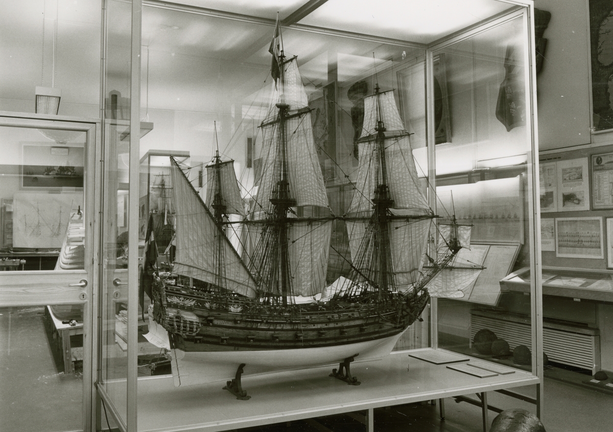 Den permanenta utställningen fotograferad 1987. Fartygsmodell av AMARANT och en skymt av Brännaren i dåvarande Stormaktsrummet. I bakgrunden pågår byggandet av en fartygsmodell av VASA i skala 1:10.