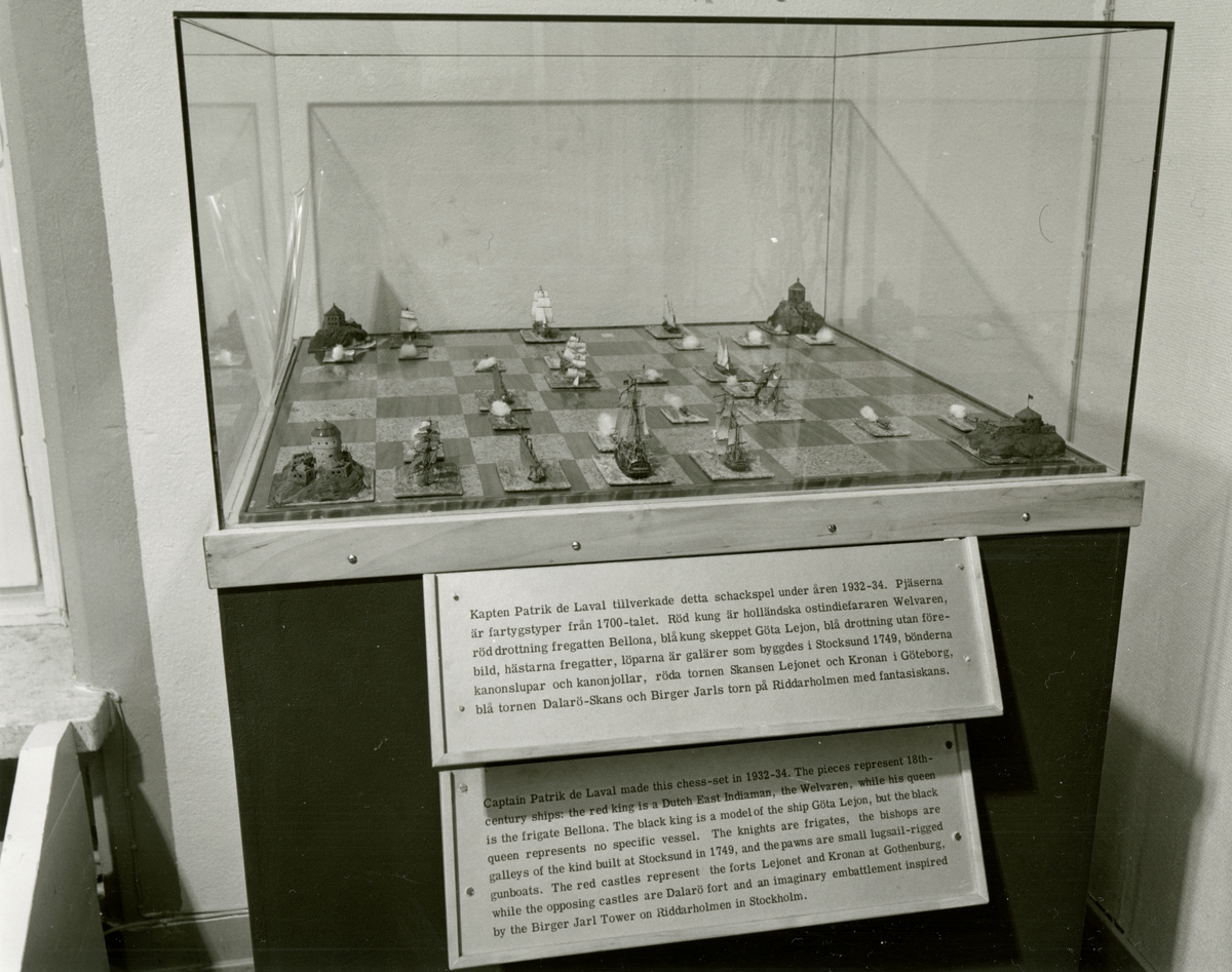 Den permanenta utställningen fotograferad 1987. Schackpjäser i form av fartygstyper från 1700-talet tillverkade av Patrick de Laval 1932–34.