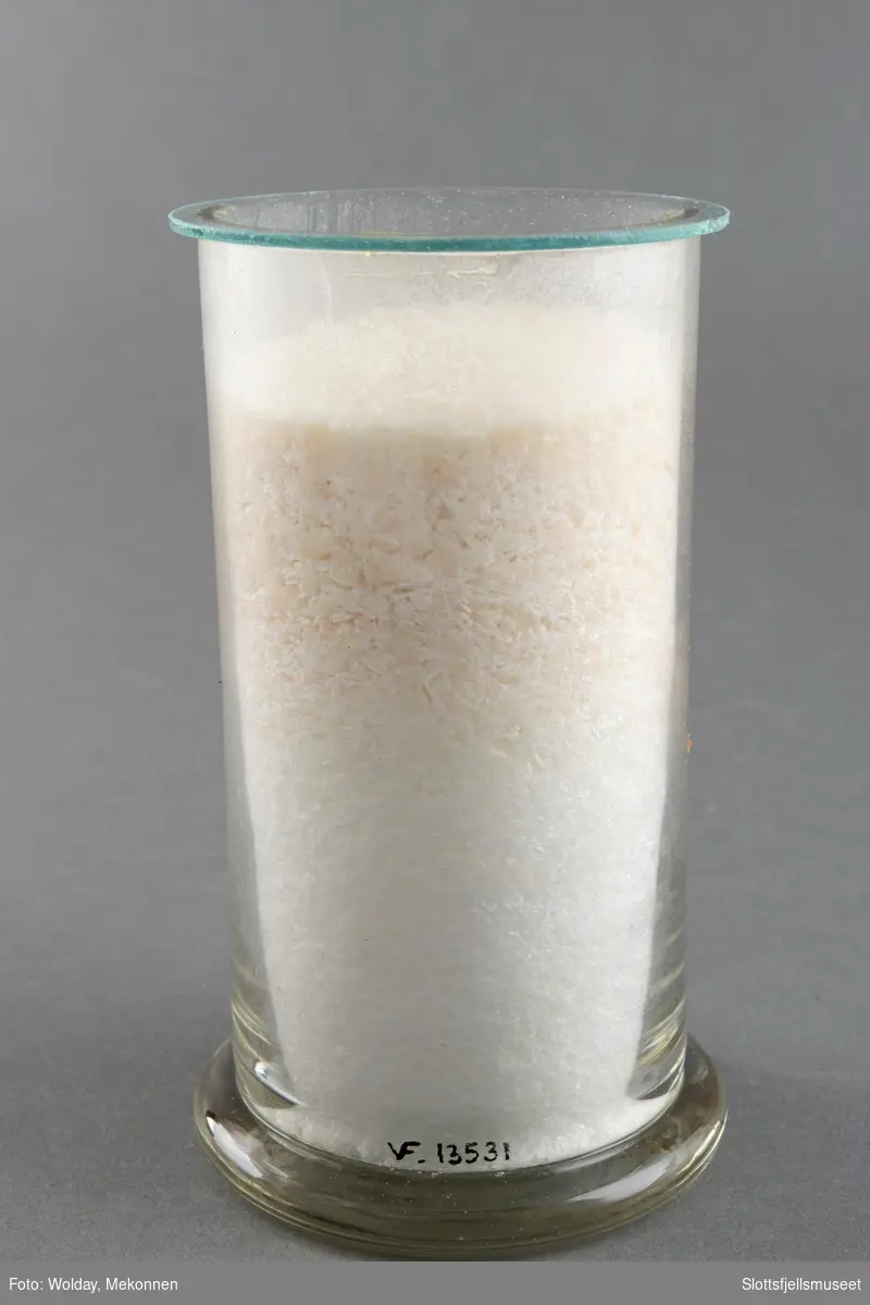 Glassylinder med hvitt pulver (Palmitinsyre)
