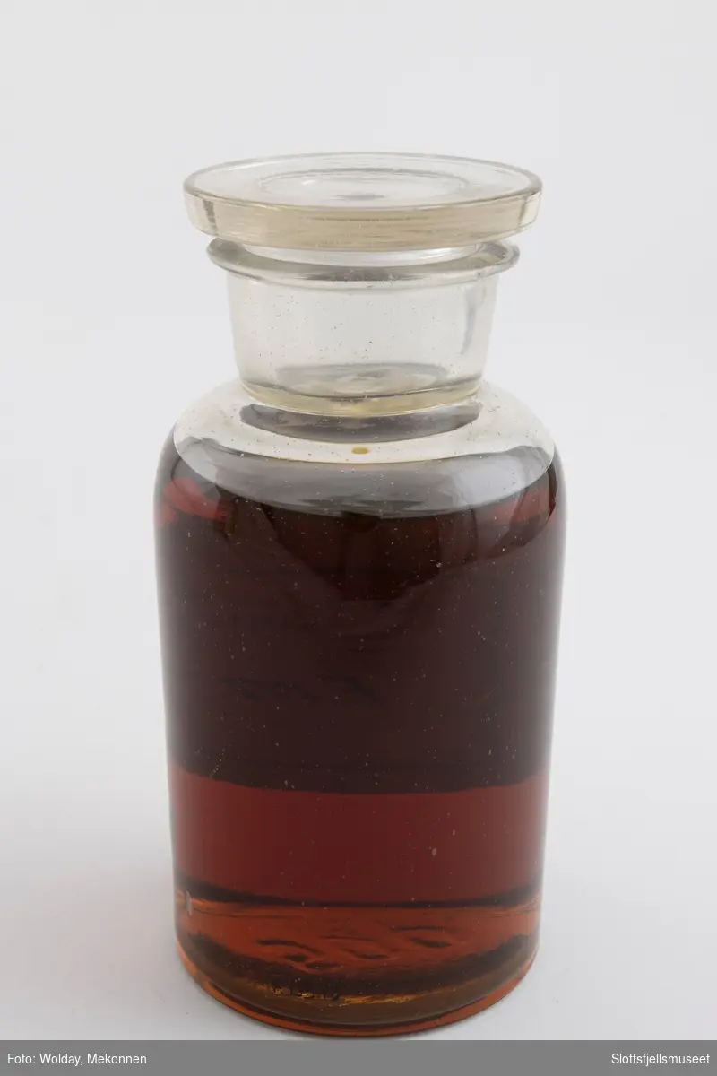 Glasskrukke med brun væske (Emulgator)