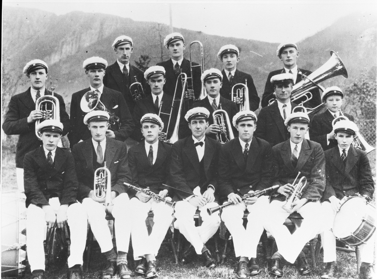 Musikkorps i Hemne, med instrumenter
