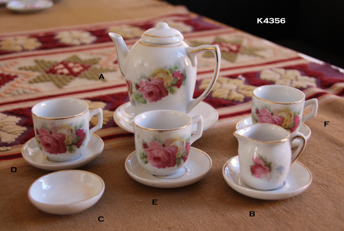 Barnekoppestell:
Hvit porselen med roser. Består av kaffekanne  m/lokk (a), fløtemugge (b), 3 kopper med underskål (d, e, f), og 1 sukkerskål (c).
Gullkanter på toppen av koppene, kaffekannen og skåla. Muggene har kullkant på hanken og kaffekannen har også gulkant på tuten.