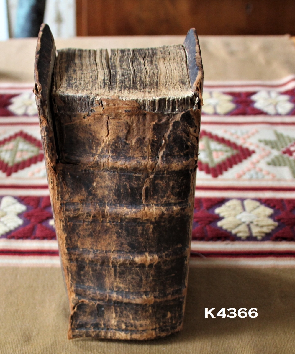 Bibel 1749:
Innhold: 1216 sider GT og 336 sider NT + register. 5. opplag fra år 1749.