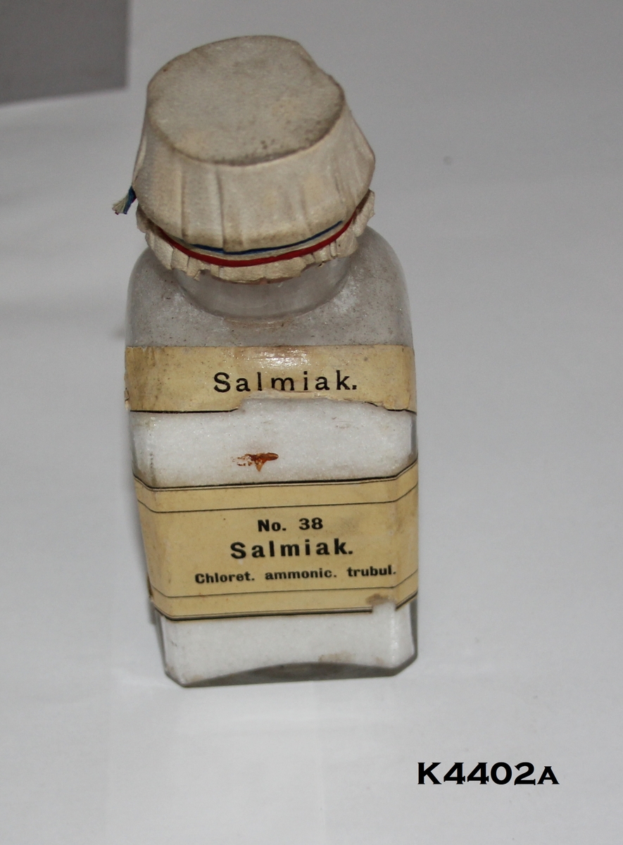 Skipsapotek: Kisten har inneholdt medisiner, instrumenter og bandasjer. En del mangler i dag. Den har inneholt 45 medikamenter og diverse instrumenter og bandasjer. Innholdsliste se bilde nr. 2. Apoteket består av en kasse med medikamenter øverst og en underskuff med diverse hjelpemidler og utstyr. Utstyret i skuffen er beskrevet i K4405.
Innholdet i kassen nå:
a) Glassflaske nr. 38 med salmiak. Cloret. Ammoniac. Trubul.
b) Glassflaske nr.5 med borsyre. Acid. Boric. Cryst.
c) Glassflaske nr. 41 med styrakssalve. Linim. styracis.
d) Glass nr, 10 med citronsyre. Acid. Citr.
e) Glass nr. 45 med zinkpulvere. Sulphas. Zincic. pulver.
f) Glass nr. 11 med copaiva-Balsam. Bals. copaiv.
g) Glass nr. 4 med blyedik. Sol. subac. plumb.
h) Glass nr. 43 med terpentinolje. Ætherol. Terebinth.
i) Glass nr. 20 med jodoform. Jodoformium.
j) Glass med bitre rhabarberdraabel. 158 Skandinavisk apotek. PARK LANE, LIVERPOOL
k) Glass nr. 7 med brækpulver paa 1 gm. Rad. ipecacuanh. pulv.
l) Glass nr. 3 med atropin-oppløsning. "GIFT". Salicyl. atrop (1%).
m) Glass nr. 36 med Salicylsurt Natron.
n) Glass med Engelsk salt
o) Glass nr. 26 med klorsurt kali. Chloras kalicus.
p) Glass nr. 44 med vaselin. Vaselin. alb.
q) Glass nr. 35 med salicylolie 2%. Ol. oliv. salicyl (2%).
r) Glass nr. 29 med dobb. kulsurt natron (Soda). Bicarb. natricus.
s) Glass med uindentifisert væske.
t) Boks i metall nr. 22 med kviksølv sæbeplaster. Svanen apotek. Th. O. Alstad. Empl. hydrarg. Empl. saponat. 
(PH Garm.)
u) Keramisk krukke nr. 34 med Rød Øien-Salve med Vaselin. Hvit med rødt lokk. Ungv. oxyd. hydrarg. rubr. vaselinat.
v) Kjeramisk krukke med udefinert innhold. Se bilde 26, 27 og 28.
w) Keramisk krukke uten etikett og tekst.
x) Keramisk krukke uten etikett og tekst.
y) Rull med gasbind.
z) Rull med kompressjonsbind.
æ) Franske elastiske katetere.