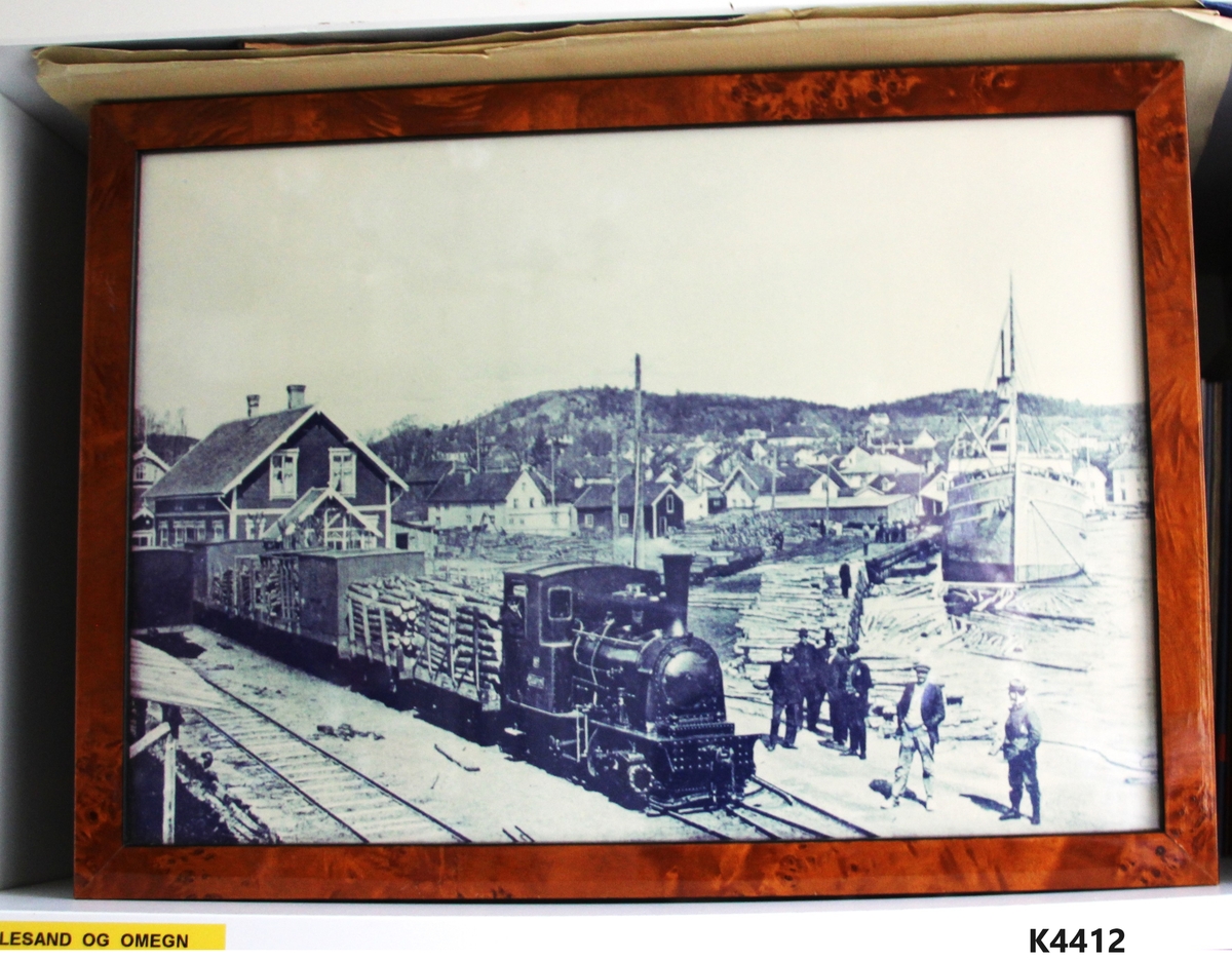 Flakkvannsbanen som ble nedlagt 1953.
Her er toget kommet ned med tømmer til stasjonen som ligger i havna i Lillesand.
