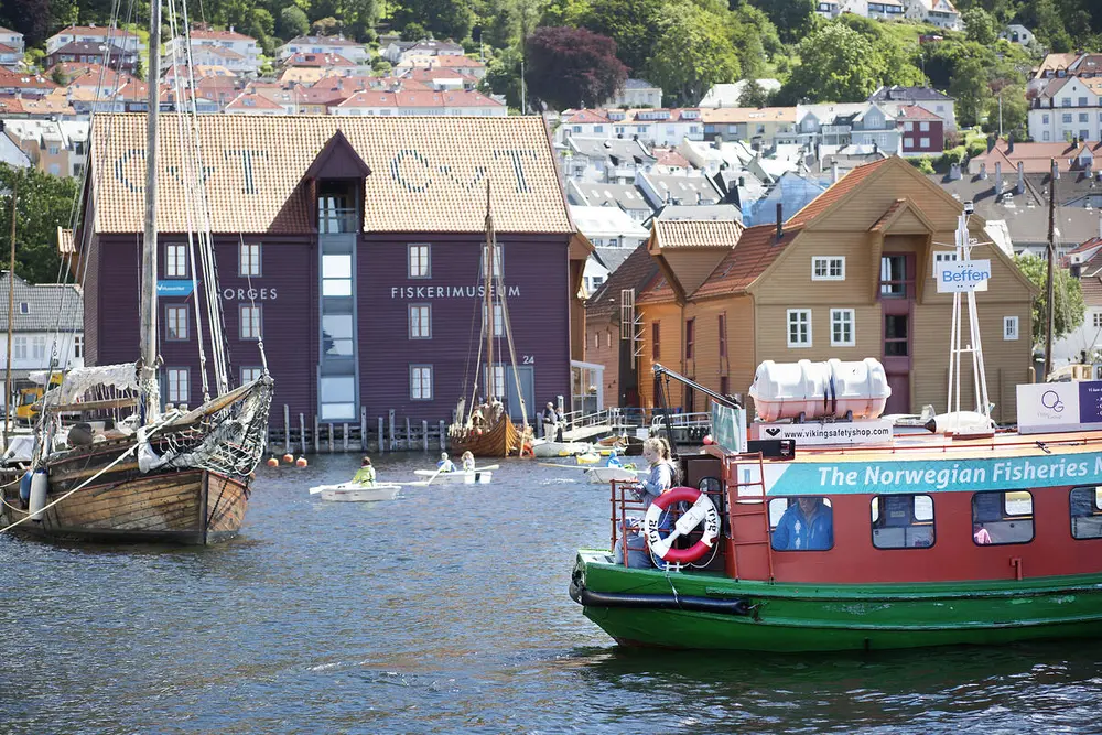 Sommerbilde av Beffen i havnen ved Norges Fiskerimuseum