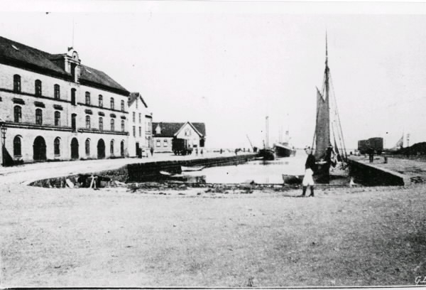 Varbergs hamn med gamla hamnmagasinet, sammanbyggt vid bortre gaveln ...