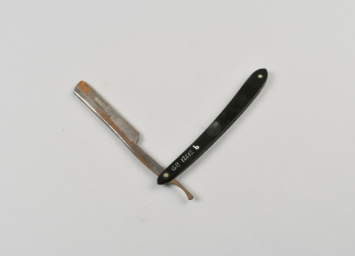 Sammenleggbar barberkniv med stålblad og sort skaft
