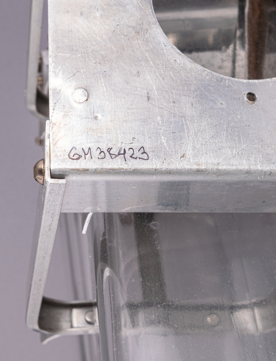Karamellställ, två glasburkar med metallock i metallställning. Text på locken: Visir.