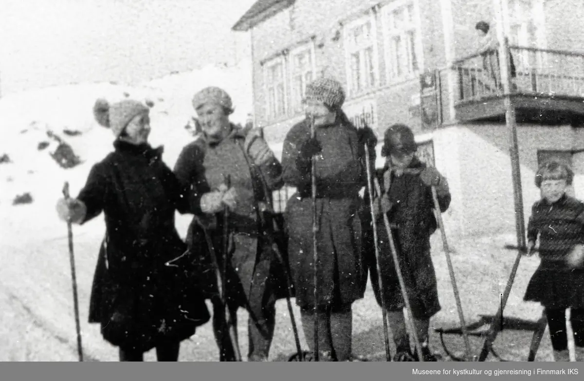 Honningsvåg, Holmbukt. Tre damer og en gutt på ski, og en jente med en spark. Begynnelsen av 1930-tallet.
