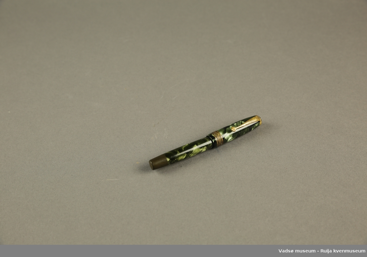 Grønnmønstret fyllepenn fra Penol. Pennen har gullfargede metallkanter.