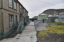 Lekeplass bak skolen i Barentsburg.