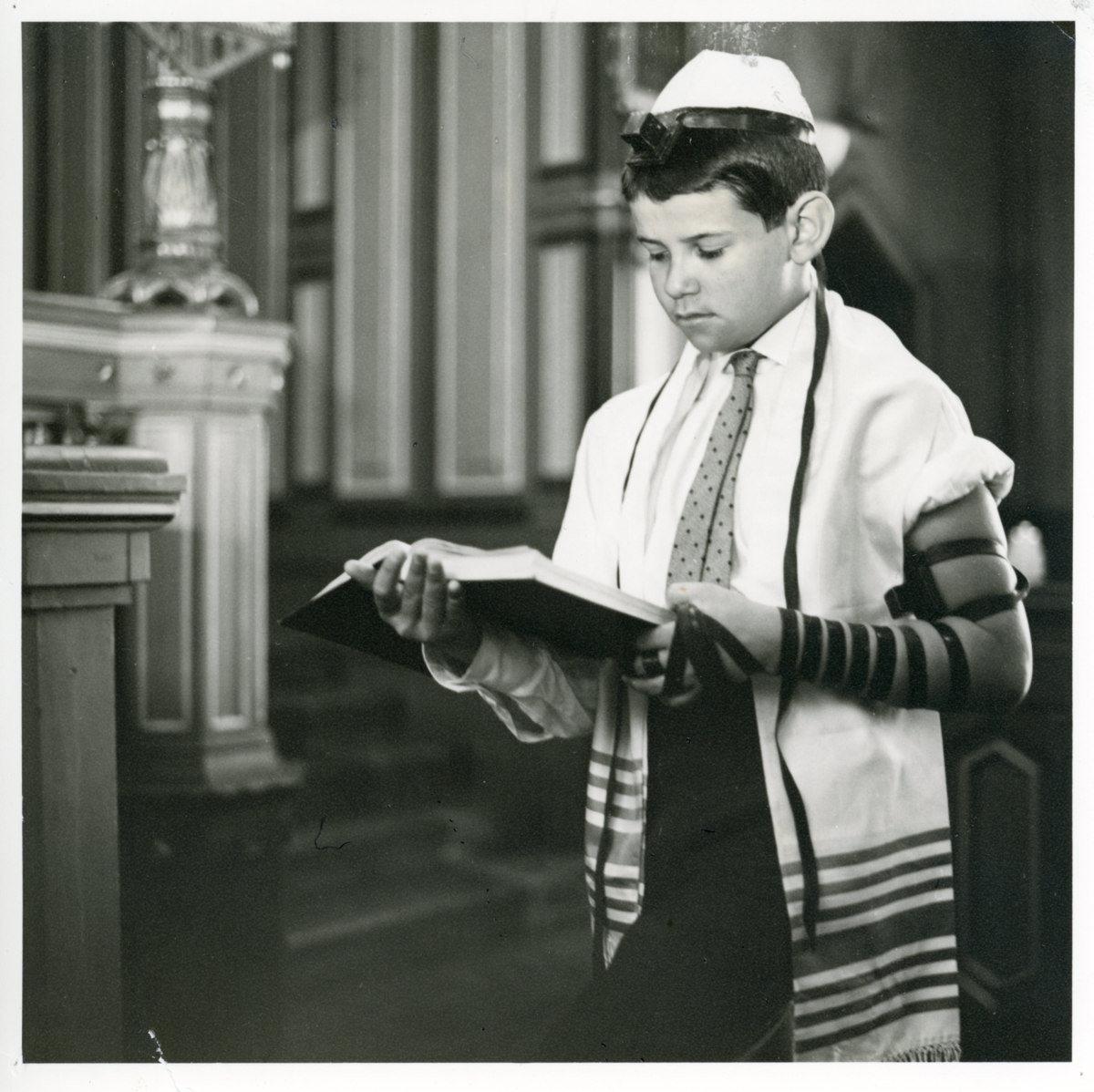 Porträtt av barn i synagoga