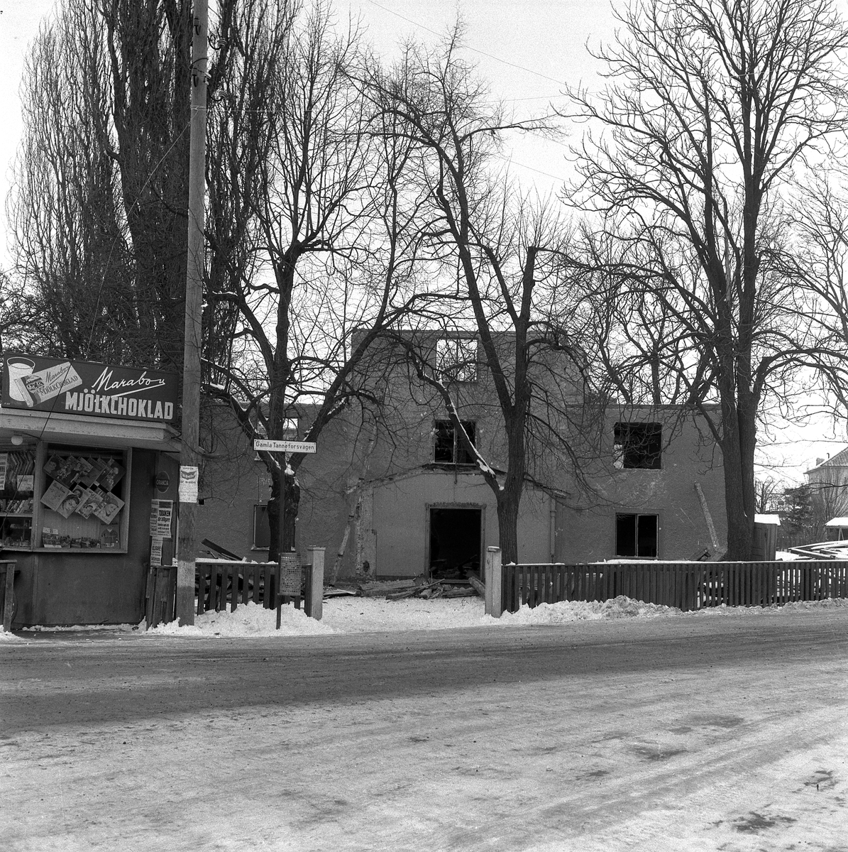 Serie bilder från rivningen av det gamla postkontoret i Tannefors. Det stod nära korsningen av Nya och Gamla Tanneforsvägen. Notera gärna Ringhemskiosken i gatuhörnet.