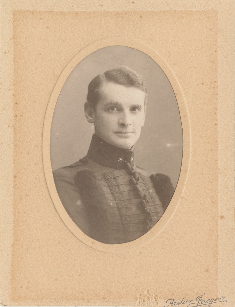 Porträtt av John Axel Walter Hamilton, underlöjtnant vid Livregementet till häst K 1.