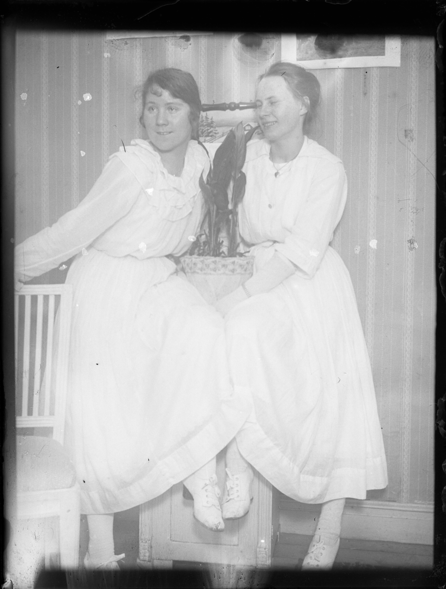 Julia Westergren, till vänster, och en av hennes systrar.