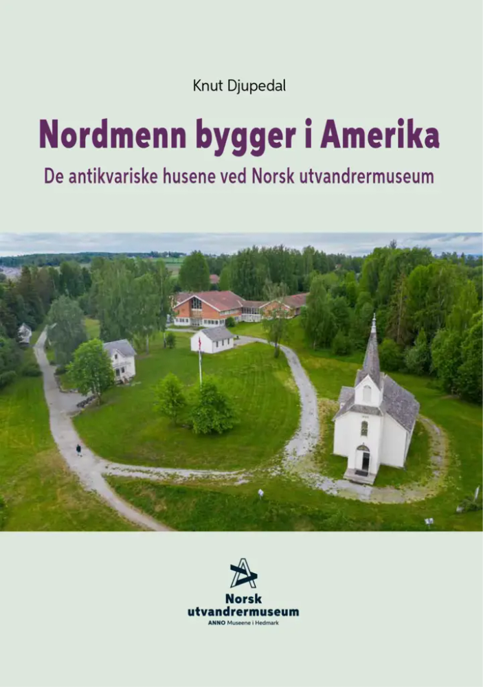 Bokomslag til boken Nordmenn bygger Amerika. På boken er det en tittel, undertittel og et dronebilde av friluftsmuseet på Norsk utvandrermuseum.