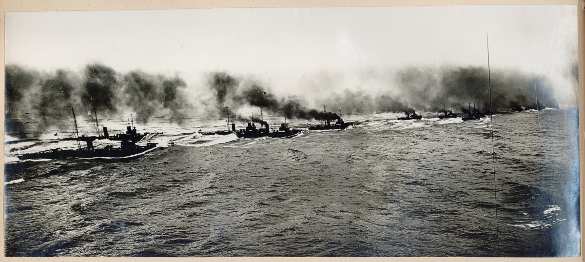 Bilden visar en flotta av mer än tio torpedbåtar som ånga fram med full fart. Enligt bildtiteln är det ett anfall med torpedbåtar under Skagerrakslaget.