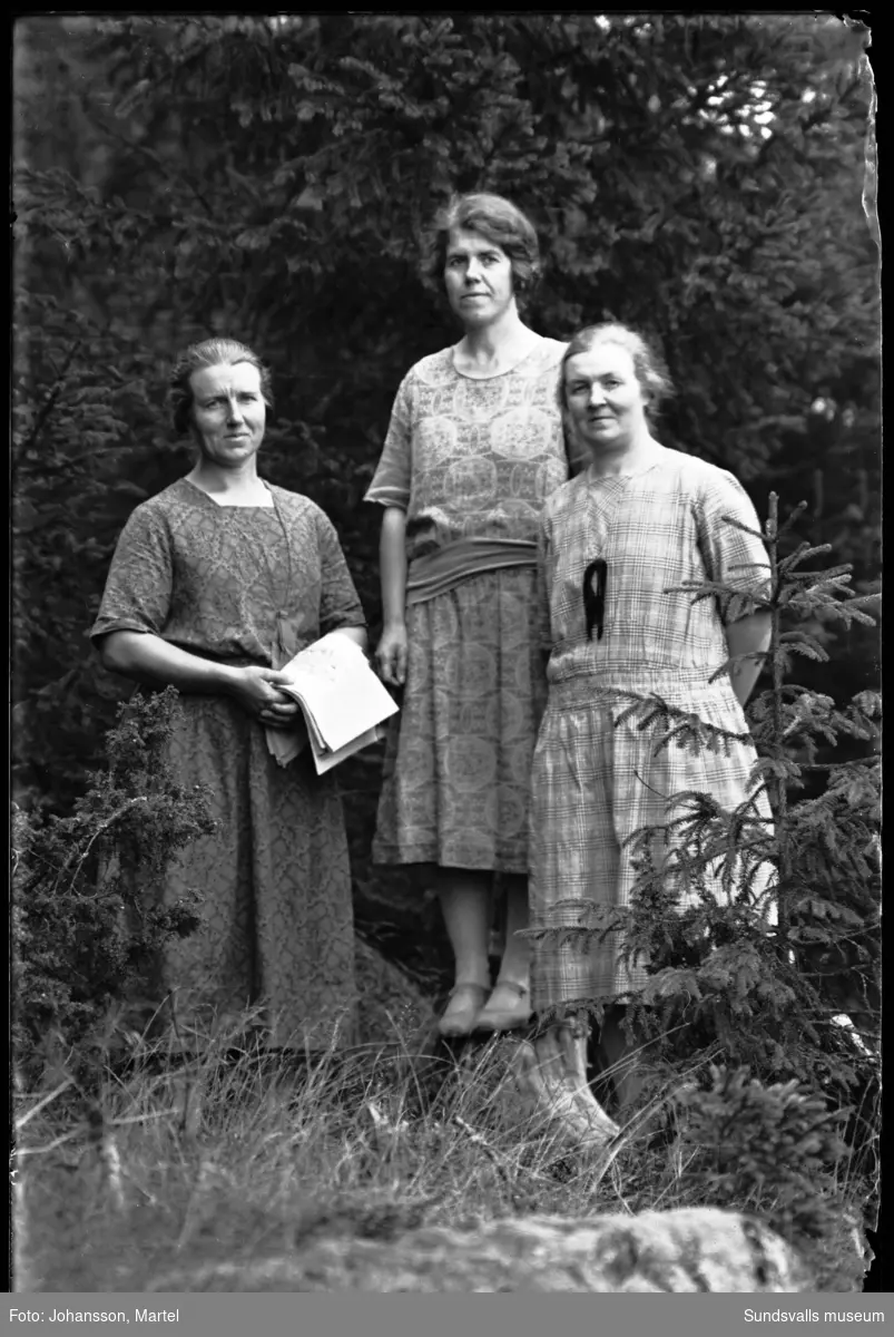 Porträtt i naturmiljö av fotografens tre systrar Märta Johansson, Johanna "Hanna" Johansson och Sigrid Persson. På bild två endast Märta från samma tillfälle.