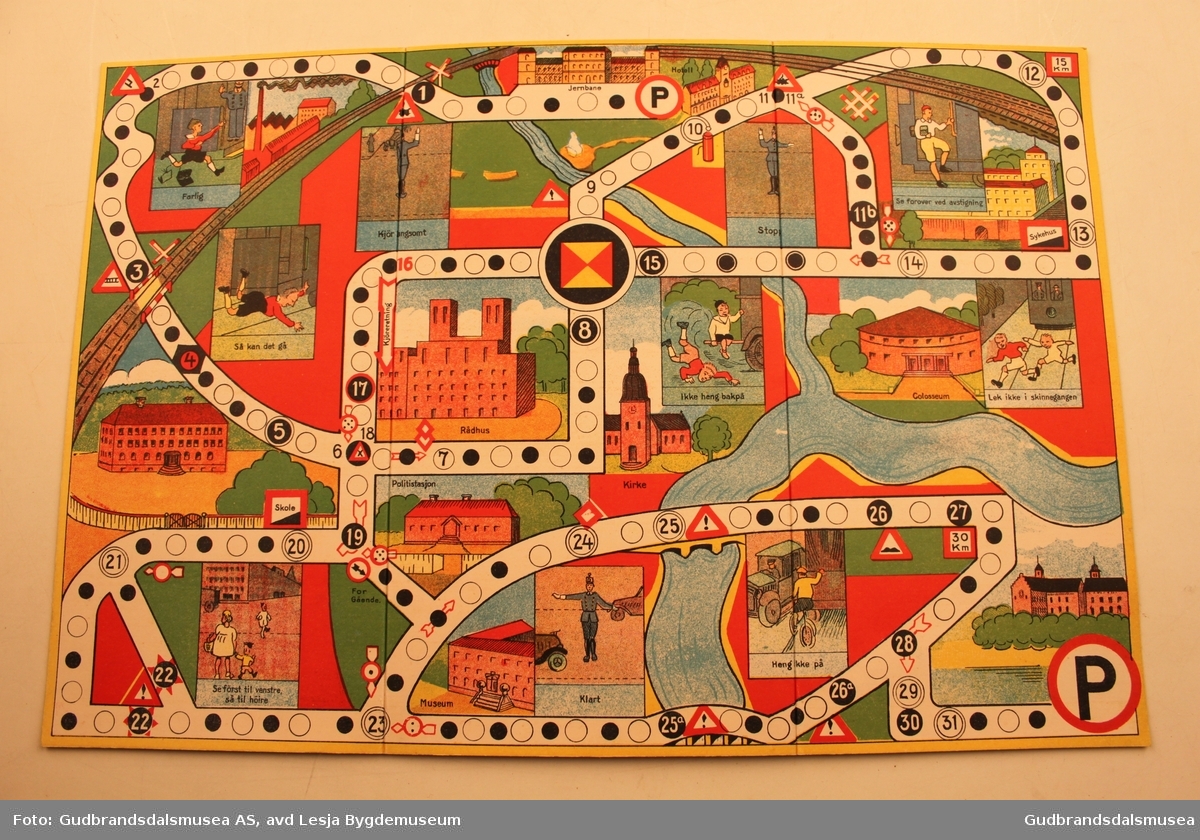 Brettspill fra ca 1940-1950. Brettspillet "Trafikkspill" i orginal pappeske. Utgitt av Litografisk Kompani A/S Oslo. Inneholder spillebrett og spillebrikker. Eske og spillebrett i flerfargetrykk. Spillebrikker; 2røde, 2 lilla, 1 grønn og 1 gul. 2 terninger, med påtrykt tall fra 1 til 6.
Spillereglene står påtrykt i lokket på spillesken. Spillebrettet er brettet i 3, og ligger i eget rom i esken. Ved siden av eget rom til spillebrikker, avskilt med liten avlang pappkant. Eske er stiftet sammen.