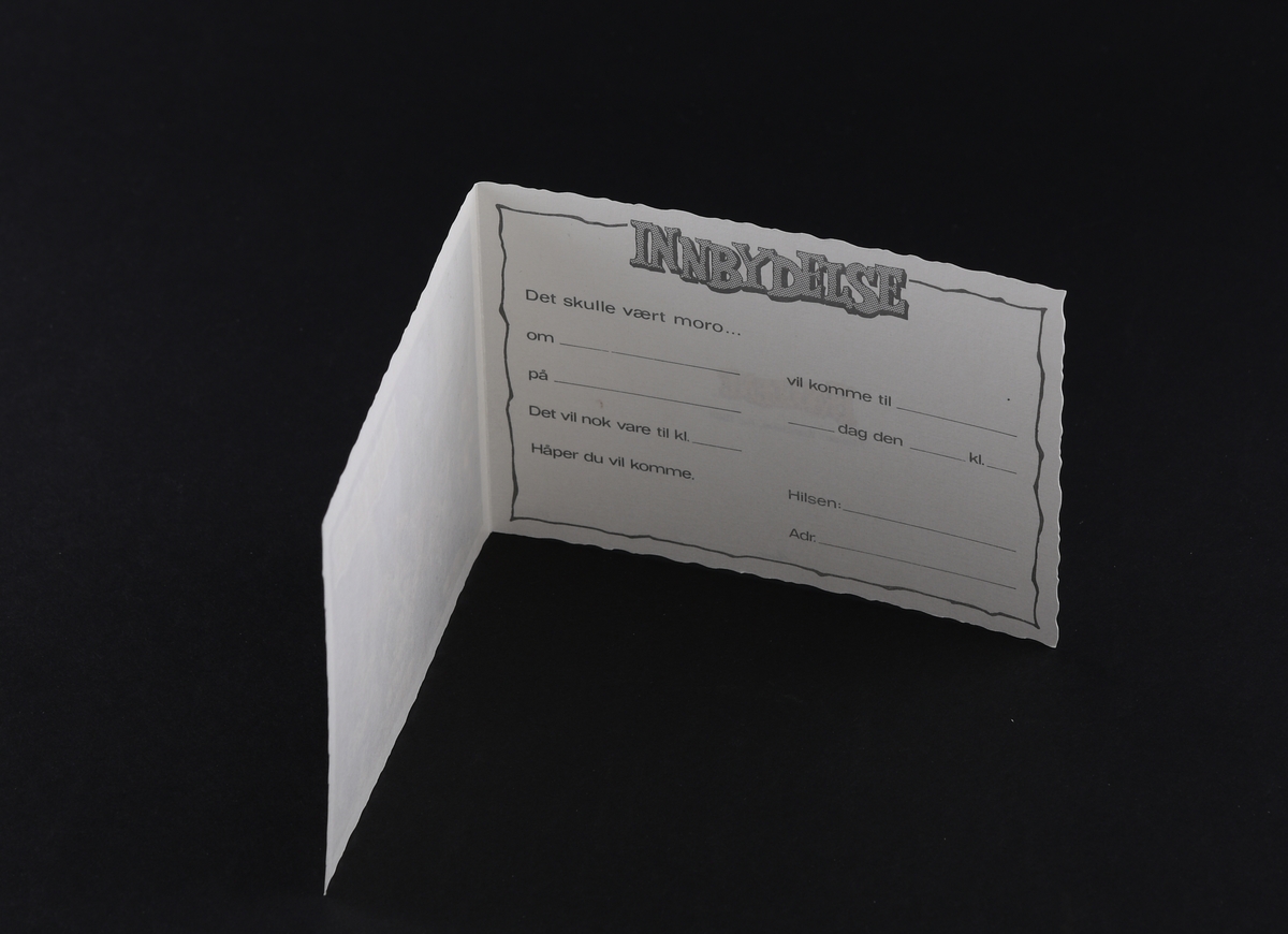 Fire bursdagsinvitasjonskort av papp, med hvite konvolutter. Motiv fra fragglene på kortene.