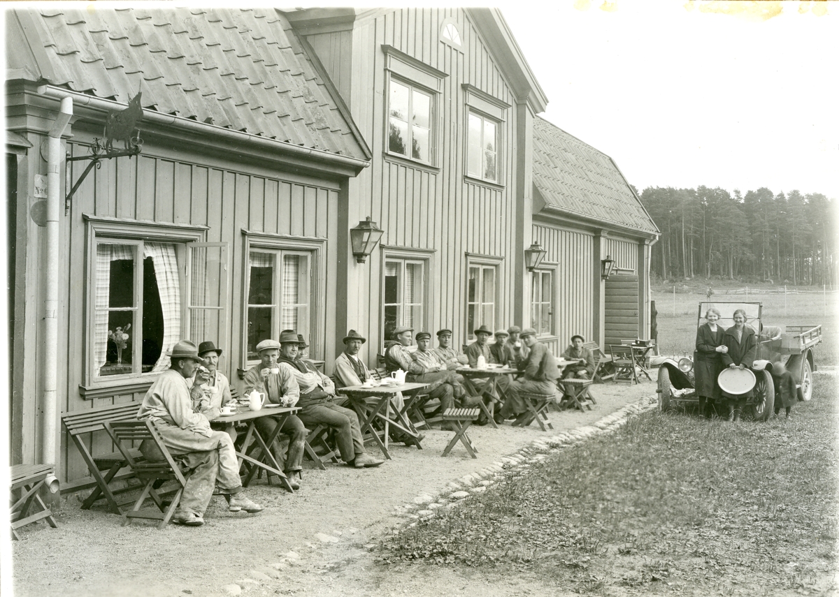 Västerås, Vallby.
Arbetare under kafferast utanför Tenngjutargården på Vallby friluftsmuseum, 1928.