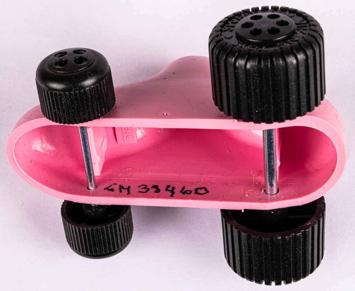 Leksaksbil, plast, rosa med svarta hjul. Formad som en Ahlgrens-bil.