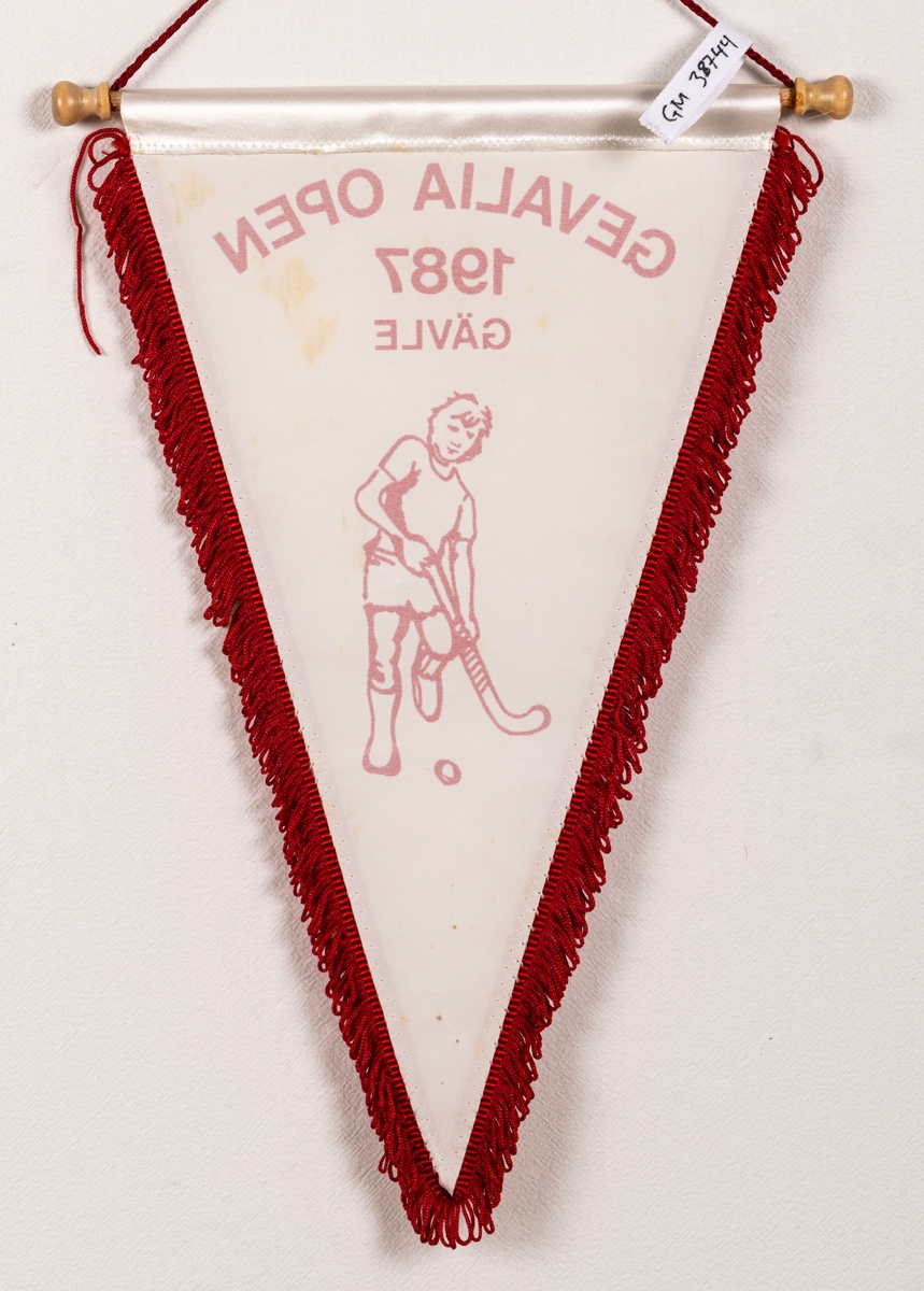 Bordsvimpel, vit med rött tryck och röd tofskant: Gevalia Open.