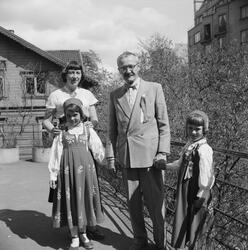 Arnulf Øverland med sin kone Margrete (Aamot) og døtre utenf
