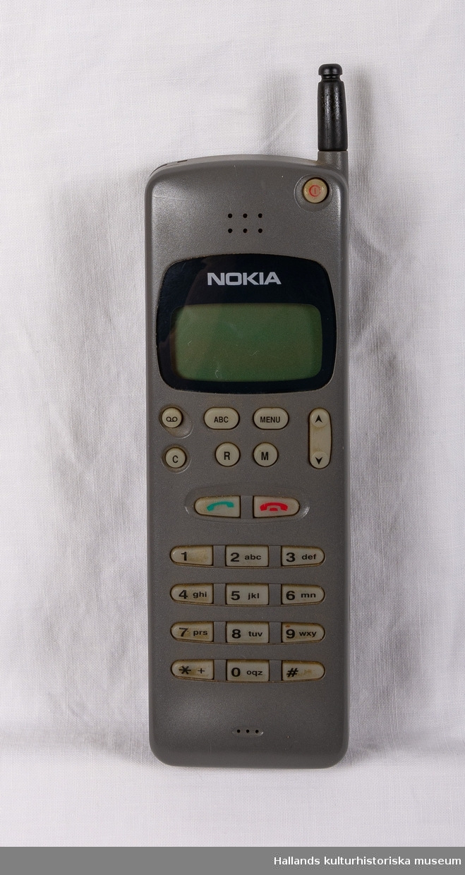 Nokia 2010 (Tillverkare: Nokia, modell: 2010) med yttre skal av grå och svart hårdplast. På framsidan finns en digital skärm, en gummerad knappsats, högtalare, mikrofon, samt tillverkarens logotyp "Nokia" ovanför skärmen. Telefonen har en utfällbar pinnformad antenn. På baksidan märkning: "NOKIA". På telefonens undersida en kontakt under lucka.