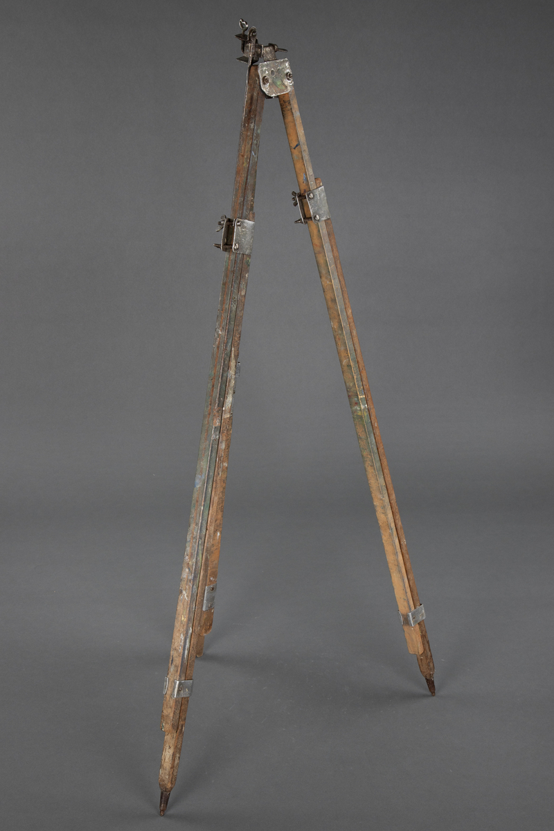 Palett, staffeli, og malerkasse med maleutstyr som har tilhørt Bjarne Ness. Samt Bjarne Ness' dødsmaske.