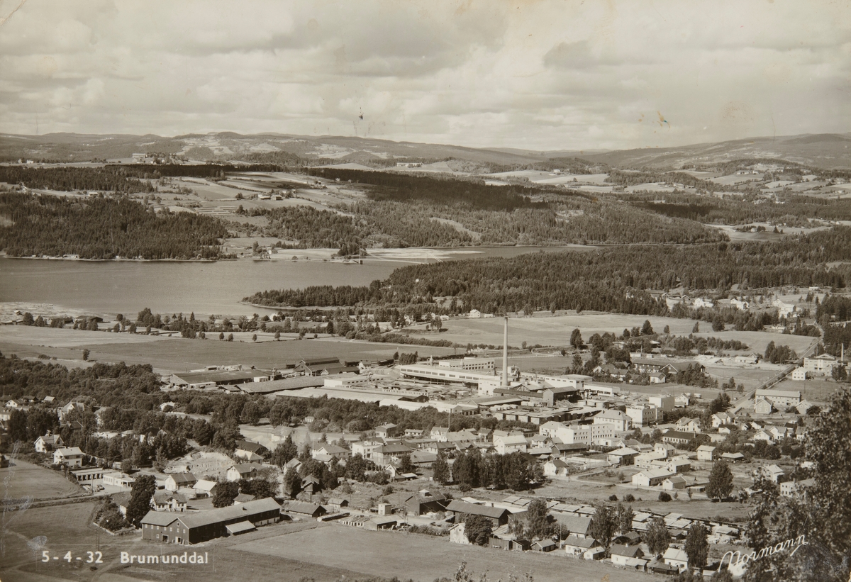 Postkort, Ringsaker, Brumunddal sentrum, utsikt fra Høsbjørkampen, Furnesfjorden, Buttekvern gård i forgrunnen,