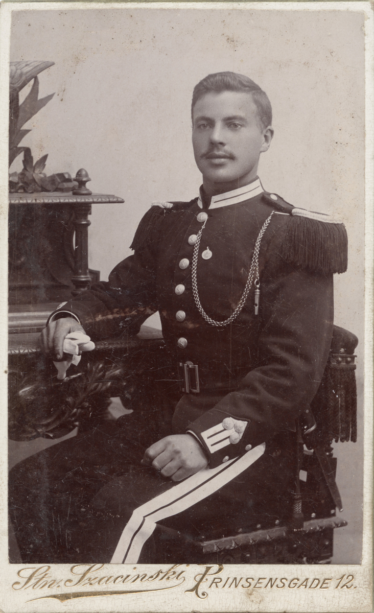 Visittkortfoto av ung mann i uniform