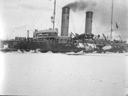 Den sovjetiske isbryteren Krassin i Adventfjorden 1933. Teks