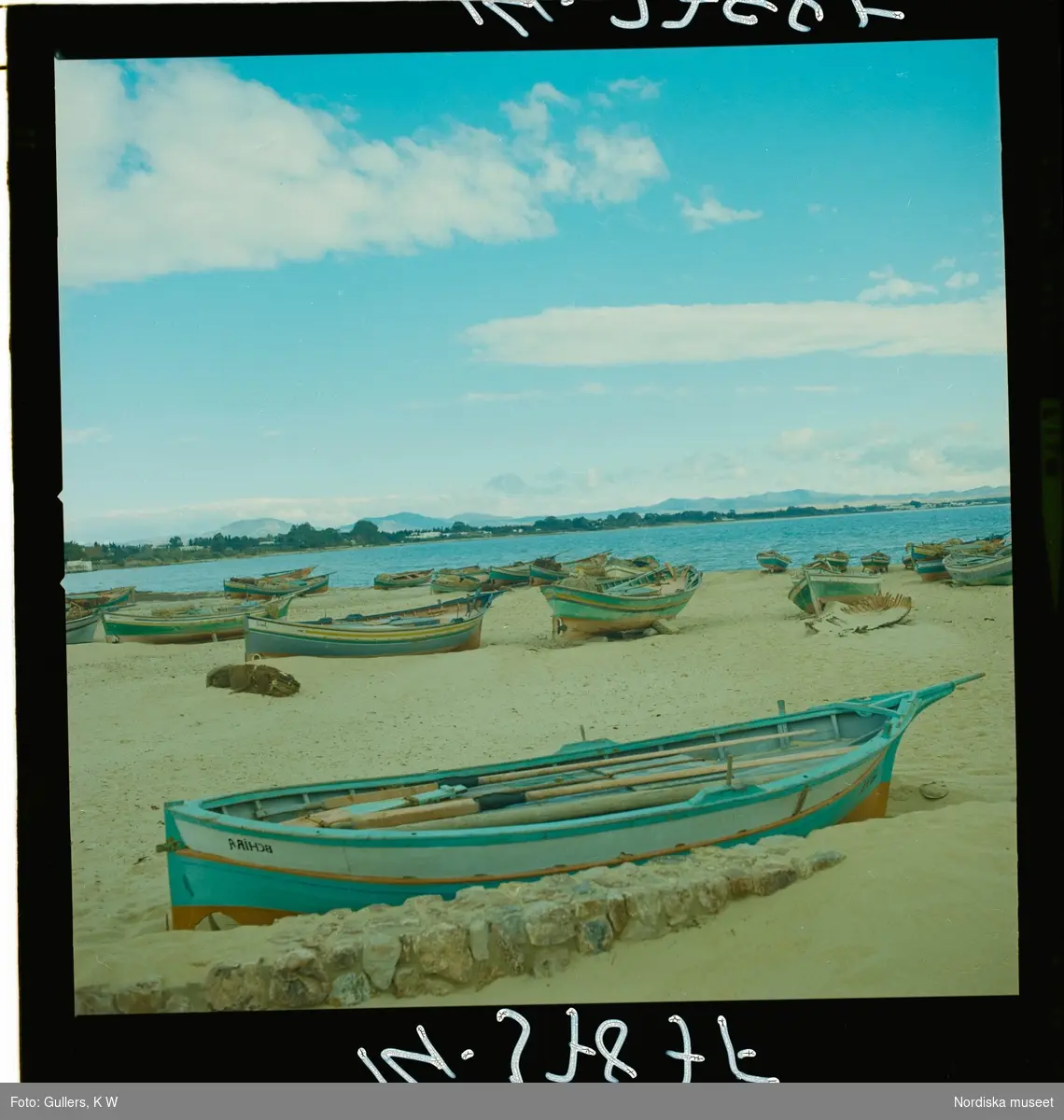 2791 Tunisien Kartago. Traditionellt målade båtar på strand.