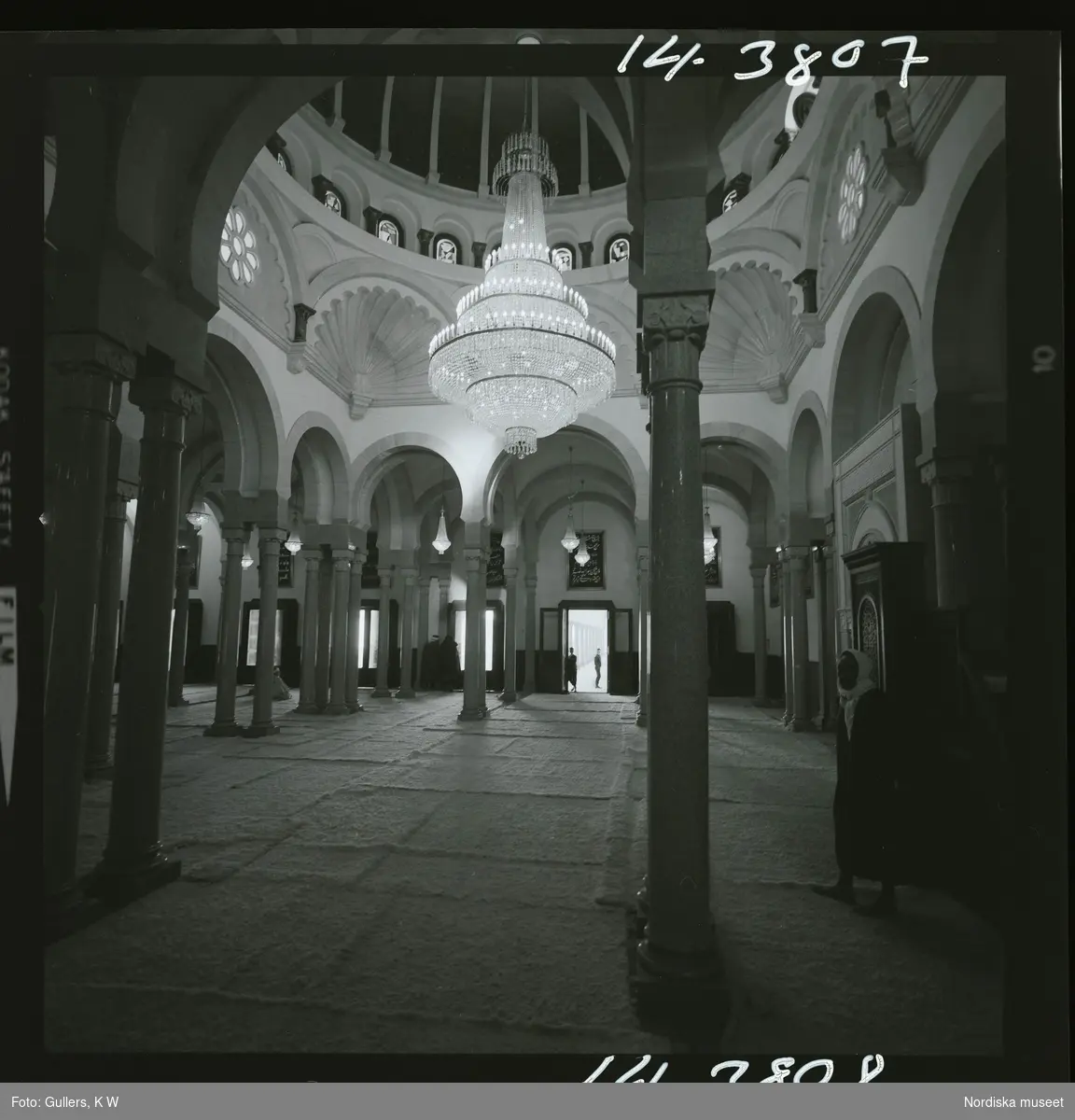 2791/1 Tunisien allmänt. Interiör i moské.