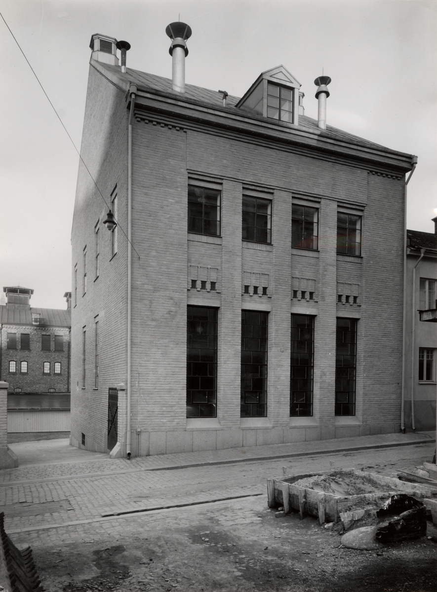 Exteriör av brygghus, uppfört 1931. Okänd adress. Bilden kommer från Nyköping Bryggeri Aktiebolag.